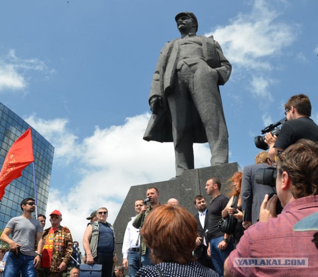 Памятники Ленину