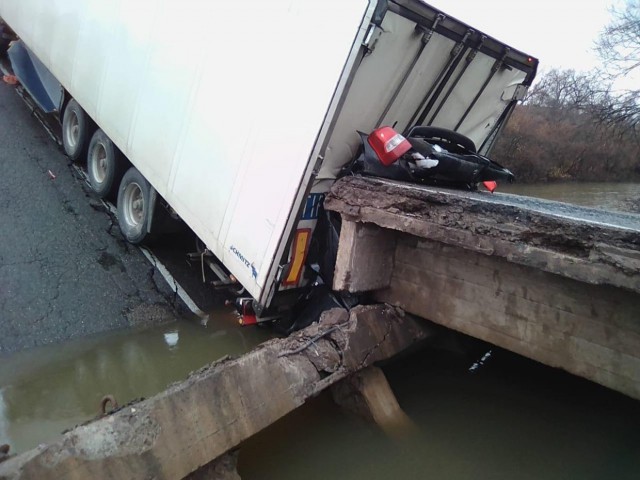 В Приморье водитель грузовика стал фигурантом дела из-за обрушения моста