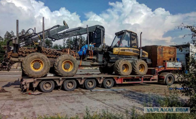На трассе кузов пробил металлический предмет. Водитель: «К кому обращаться? В ГАИ сказали, что могут только штраф выписать»