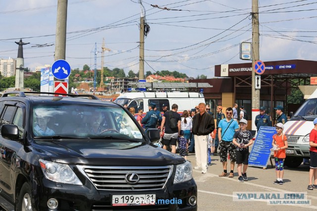 Якубович на машине на тротуаре