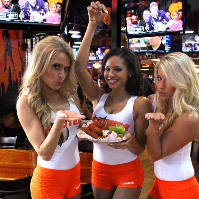 Сексуальные официантки Hooters