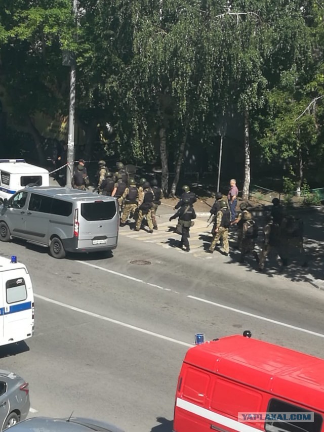 В Тюмени возле "Сбербанка" находятся вооруженные люди в касках. Неизвестный взял в заложники двух сотрудников и требует выкуп