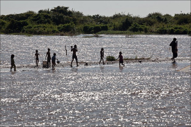 Жизнь на озере Тонлесап в Камбодже