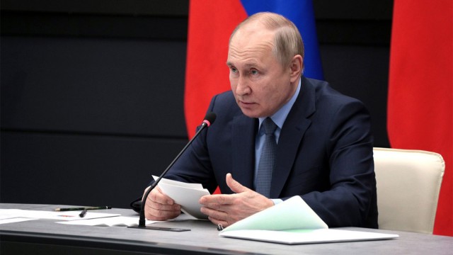 Путин потребовал за любые деньги срочно улучшить российское оружие