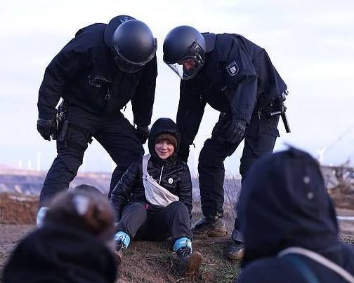 Грета Тунберг пыталась принять участие в протестах экоактивистов, требующих закрытия угольной шахты, но была задержана
