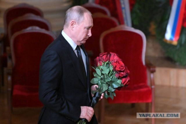 Прямо сейчас Путин в Дербенте вышел к сотням людей