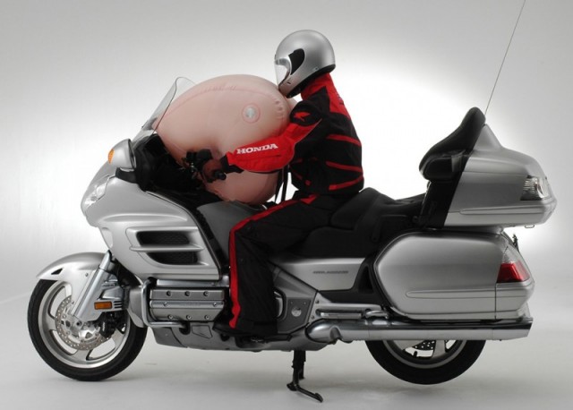 Honda интегрирует в мотоциклы подушки безопасности