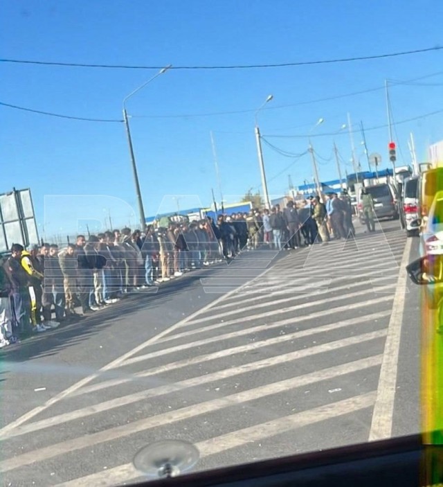 Силовики положили лицом в асфальт всех, кто стоял в очереди на российско-казахстанской границе