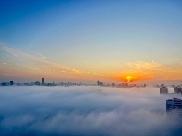 Екатеринбург накрыло одеялом густого тумана этим утром.