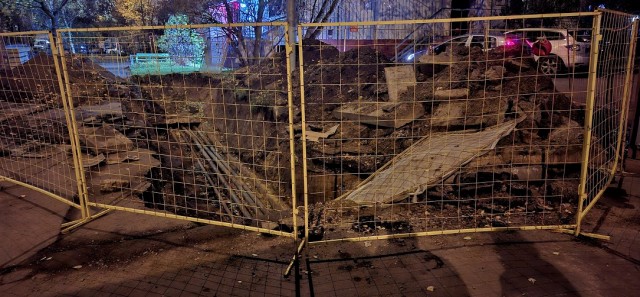 В московском районе Марфино женщина легла спать перед подъездом в знак протеста из-за ночного ремонта