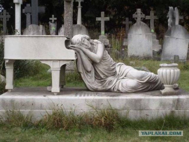 Необычные надгробные памятники: жуткие,