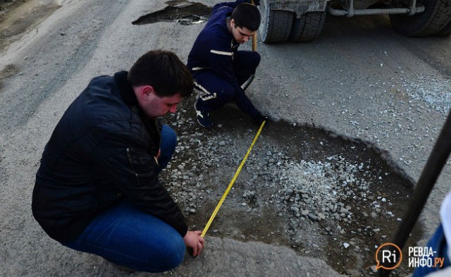 В Свердловской области жители устали ждать власти и сами починили разбитые дороги