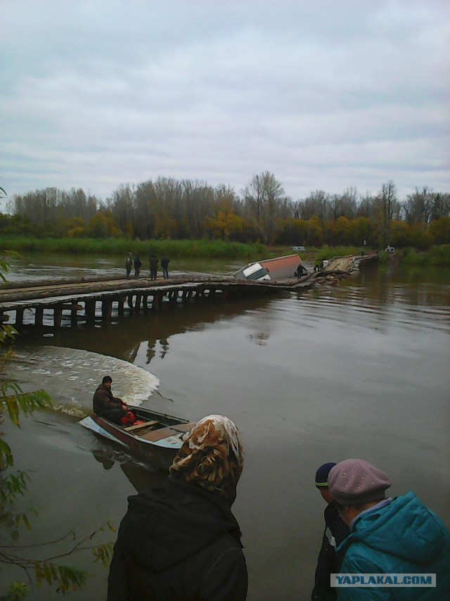 В Кемеровской области груженая фура обрушила мост