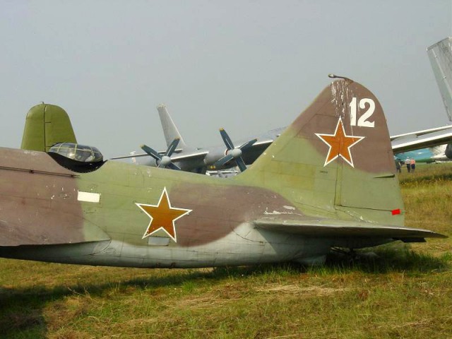 Подъем поисковиками советского самолета ДБ-3 из болота