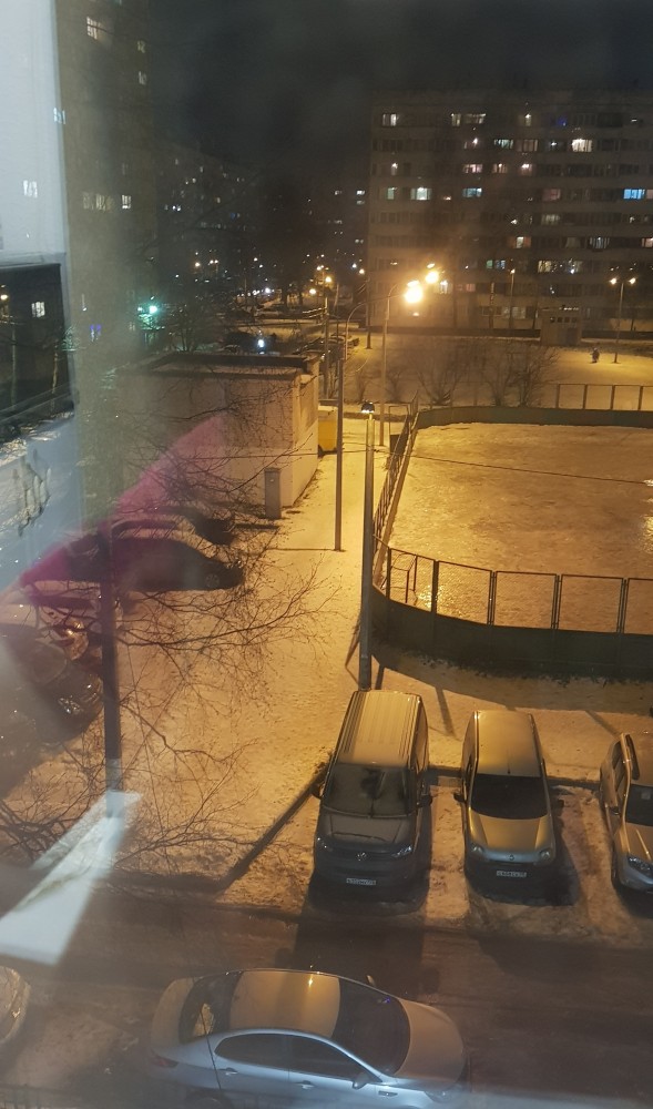 В Киеве местные жители установили на доме камеру с датчиком движения для борьбы с ссыкунами