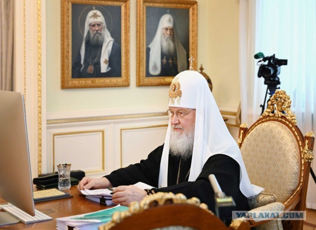 Вопрос: Зачем Гундяеву в кабинете Гундяева портрет Гундяева?
