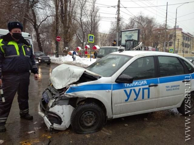 В Саратове полисмены так спешили успеть на разгон протестующих, что перевернули карету скорой помощи и убили пациента