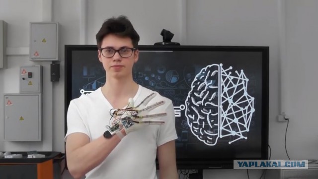 Московский школьник изобрел перчатку, озвучивающую язык жестов⁠⁠
