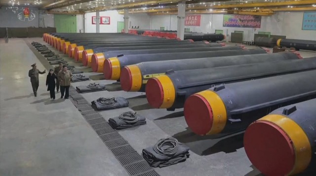 Ким Чен Ын вместе с дочерью осмотрел склад с ракетами KN-23, способными нести ядерный заряд