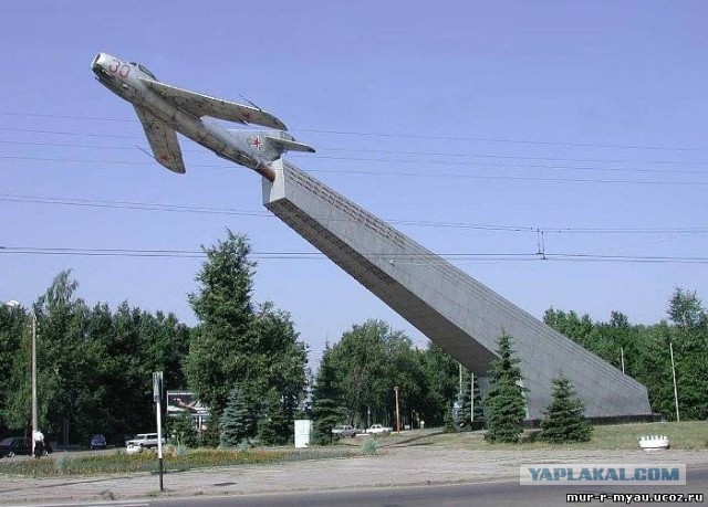 Памятник штурмовику ИЛ - 2