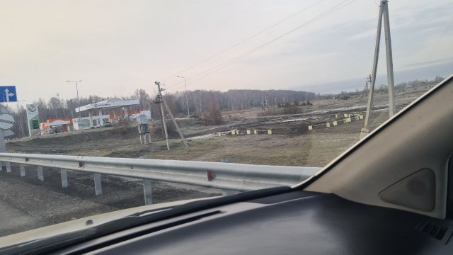 На окраине Кургана у обочины трассы установили 9 лавочек и 18 урн