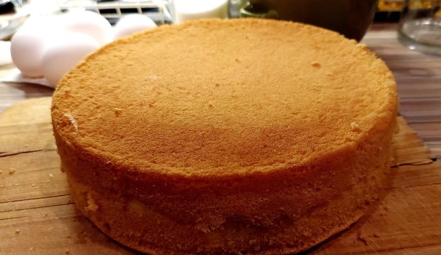 Два бисквитных торта: белый и шоколадный