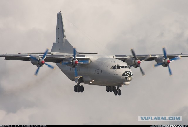 Самолет С-130 оборудованный реактивными двигателями для помощи взлета и посадки самолета