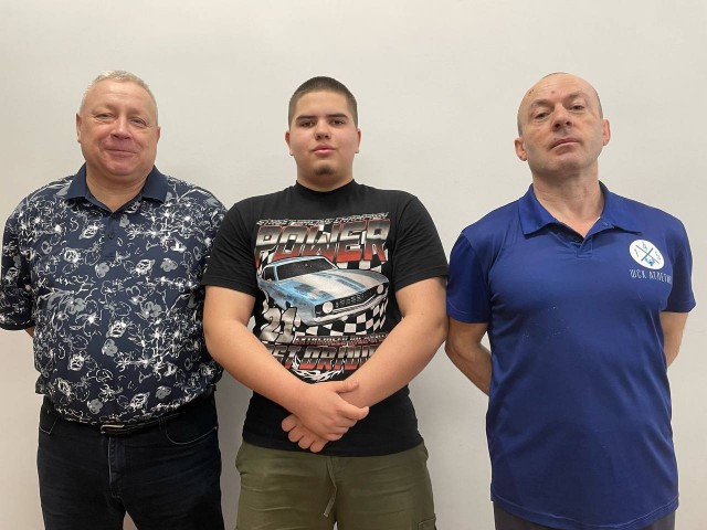 Челябинские власти наградят педагогов и ученика, которые скрутили ворвавшегося в школу мужчину