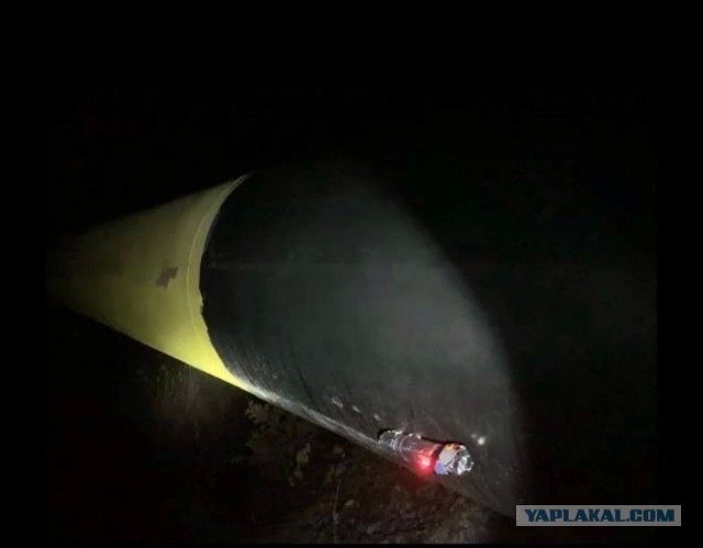 Сейчас в небе над Киевом летает дрон с российским триколором.