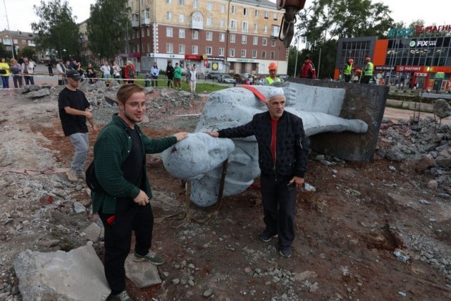 На месте снесенного памятника Ленину открыли музыкальный фонтан.