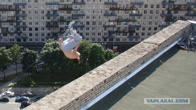 Сальто на крыше в Дубаи., без страховки.