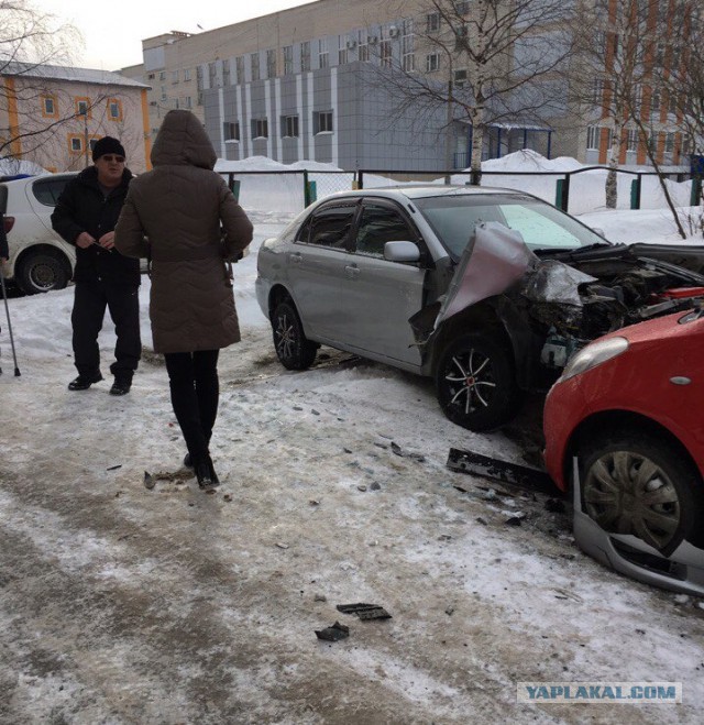 В Нижневартовске возле лицея перевернулась машина и звучали выстрелы