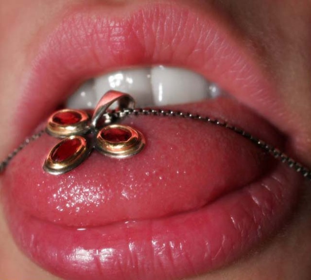 Женские губы и украшения (9 фото)