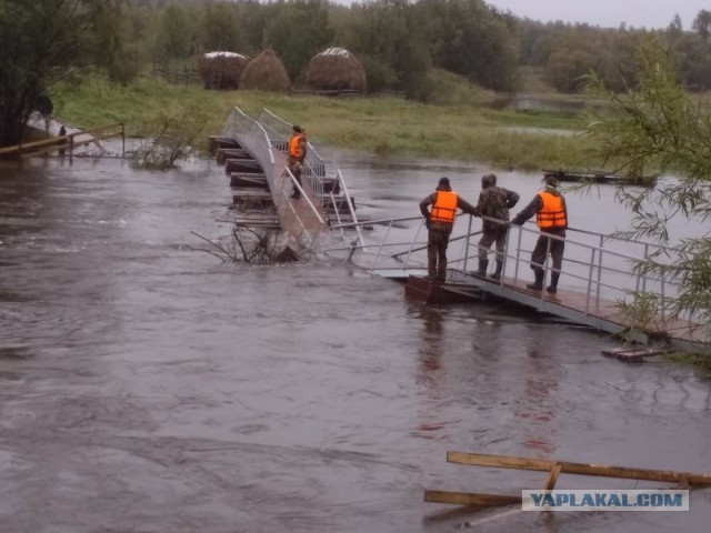 На Урале новый мост, который жители ждали два года, развалился через сутки после открытия