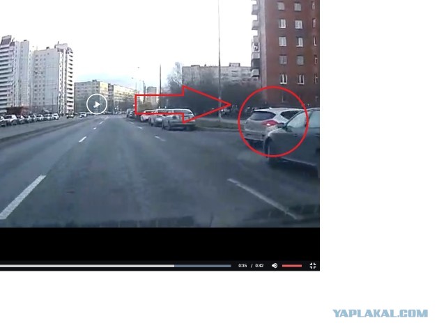 Санкт-Петербург. Девушка выезжает со двора
