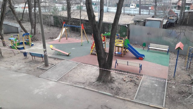 Давайте фото у кого какой вид из окна на оживленные улицы городов в настоящий момент