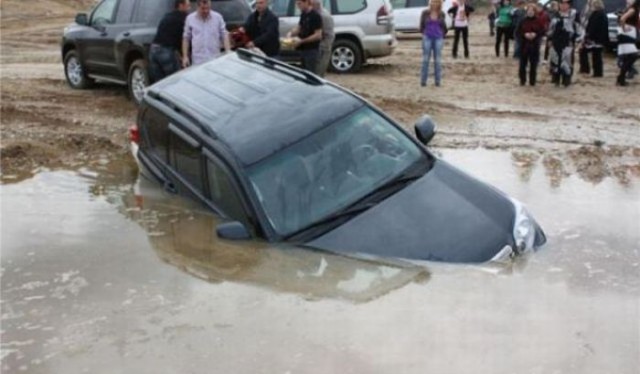 Как Toyota Prado утонул в русской луже