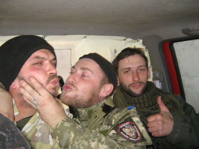 Вчера на улице Драгомирова в Киеве активистка вдребезги разнесла салон красоты, работающий в военное время.