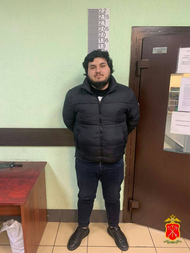 Петербургская полиция оперативно задержала инициатора конфликта на платной парковке возле Казанского собора. 