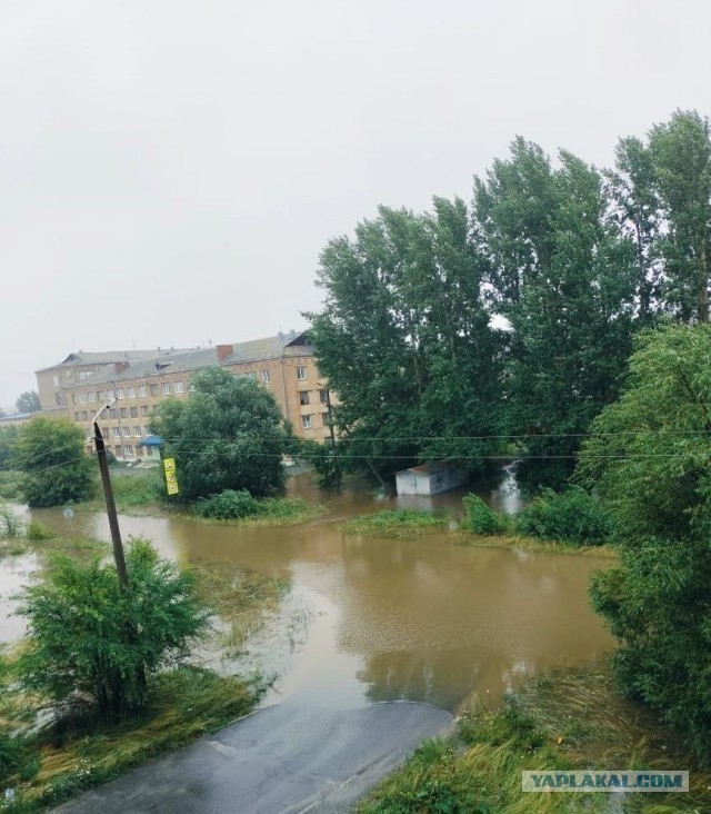 Жителям затопленного челябинского города привезли коричневую воду