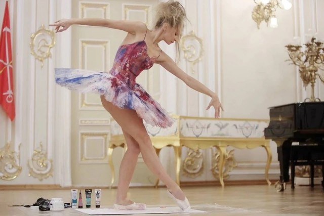 Уникальнейшая и неповторимая картина, написанная ногами балерины, пропала на концерте-закрытии ПМЭФ-2025
