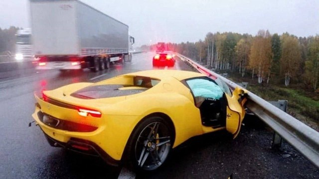 Новенькую Ferrari стоимостью до 36 миллионов рублей разбили на трассе Казань — Екатеринбург