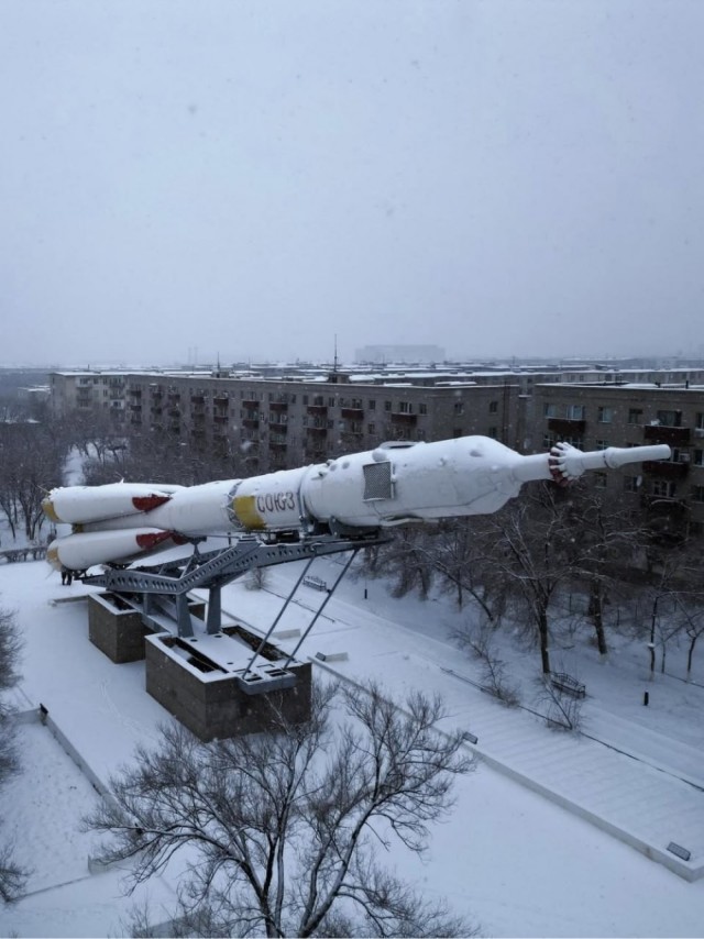 В западных соцсетях завирусился кадр с гигантской ракетой прямо во дворе — речь о памятнике «Союз-У» в Байконуре