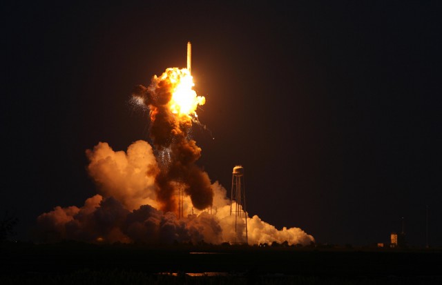 Взрыв ракеты Antares на старте