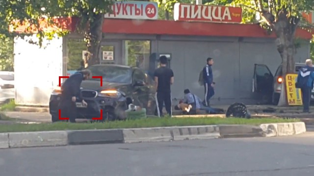За рулём BMW X6, протаранившего остановку, находился сын экс-министра спорта РФ