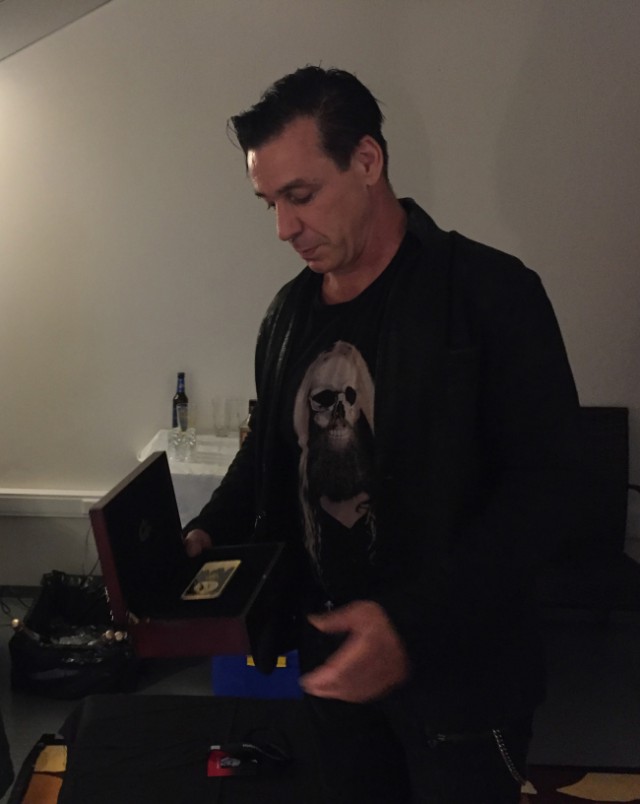 Rammstein похвастался золотым iPhone 6s с портретом Путина
