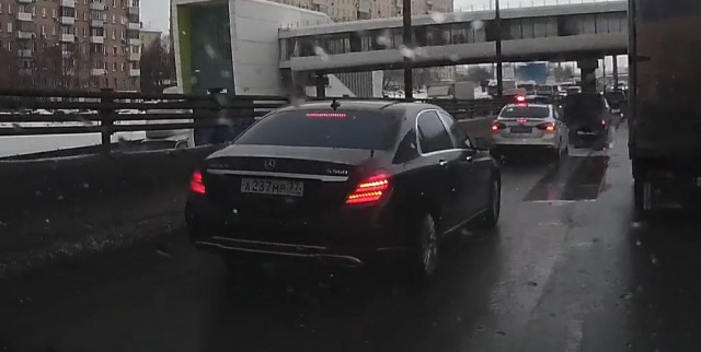 Южанин чпокнул в зад полицию, а та чпокнула Майбах... Куда долбился?