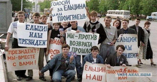 Сегодня в посёлке Юрино в Марий Эл выпускник во время линейки зарядил в лицо депутату Екатерине Вахитовой.