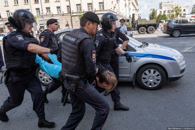 Фоторепортаж: Столкновения с ОМОНом и задержания в центре Москвы