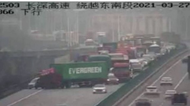 Грузовик фирмы Evergreen устроил огромную пробку на автомагистрали в Китае. Флешмоб запустили